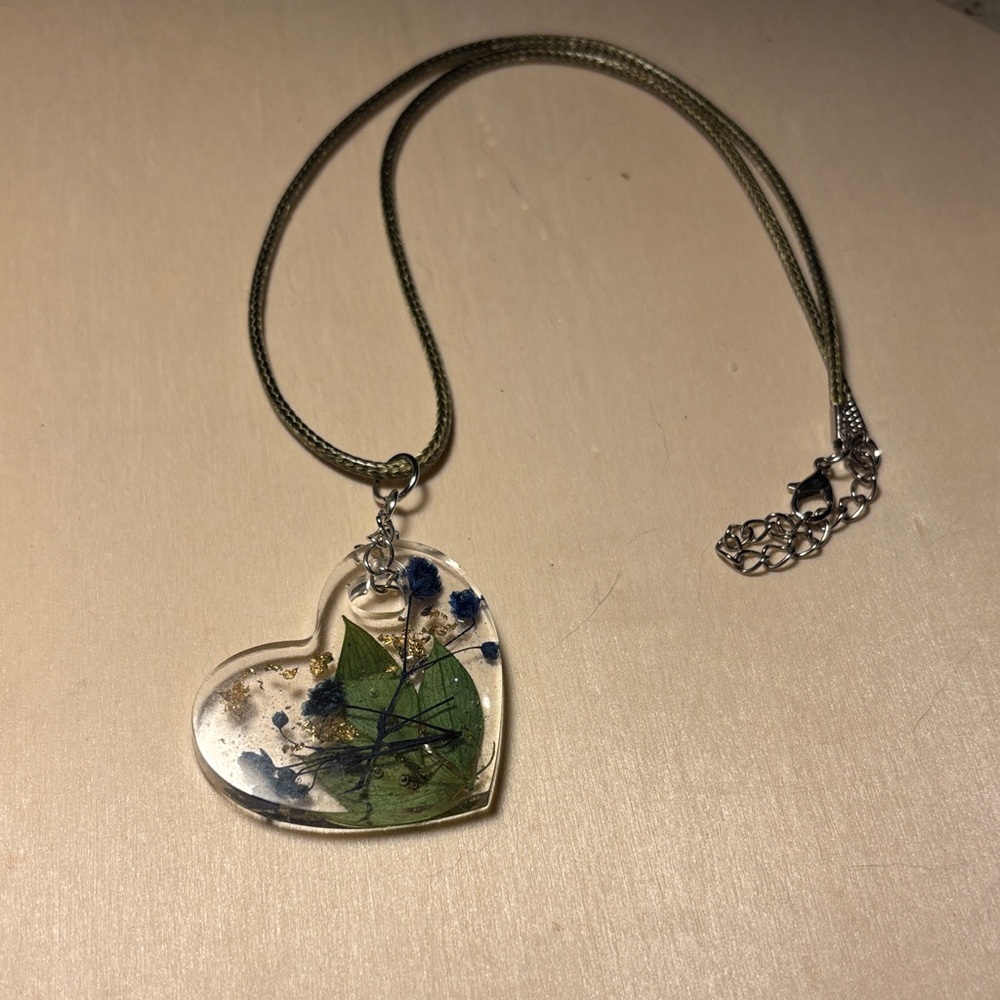 Heart-Shaped Floral Resin Necklace - Picture 2 of 5